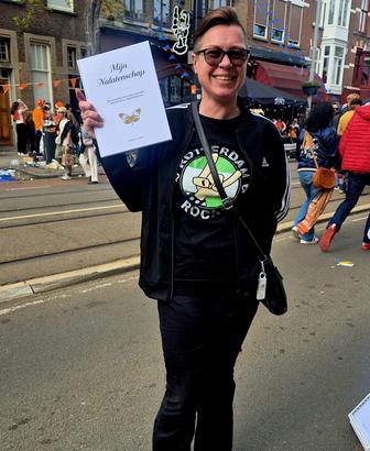 Leandra houdt het boek Mijn Nalatenschap omhoog