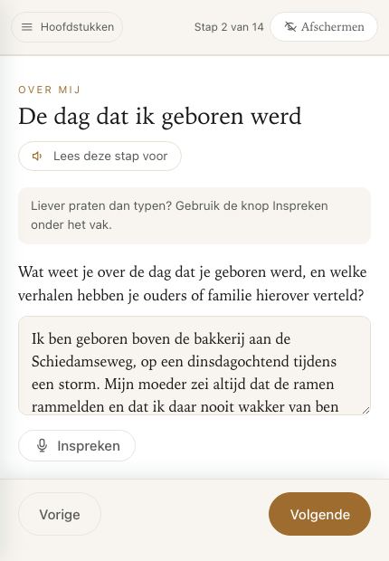 Een vraag in de Erfgoedkluis op een telefoon: 'Wat weet je over de dag dat je geboren werd?', met het antwoord al ingetypt en daaronder de knop Inspreken.